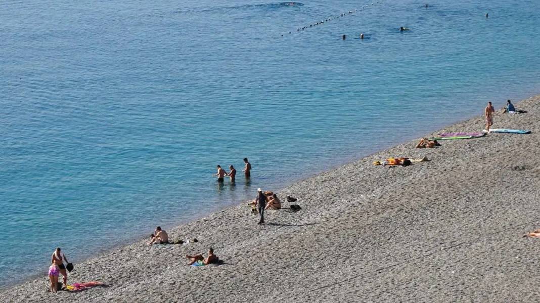 Antalya’da Mevsimler Karıştı: Kasım Ayında Deniz Sefası Sürüyor! 2
